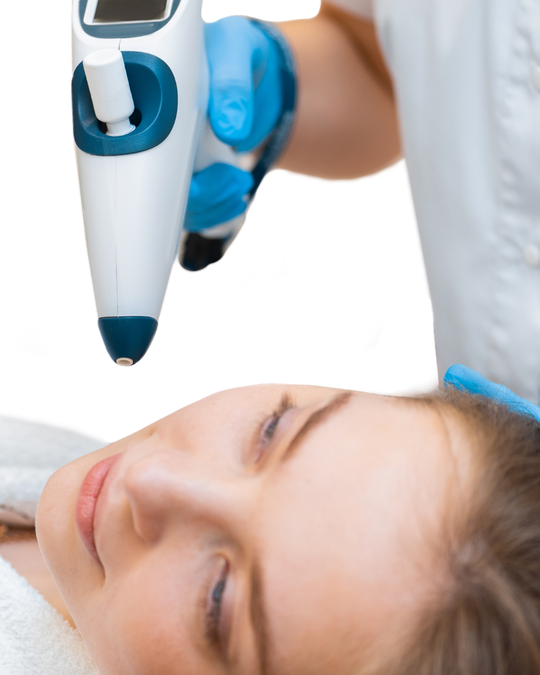 Cool Lifting Behandlung: CooLifting-Handgerät an der Wange einer Kundin bei FlashLine & Beauty in Waidhofen/Ybbs