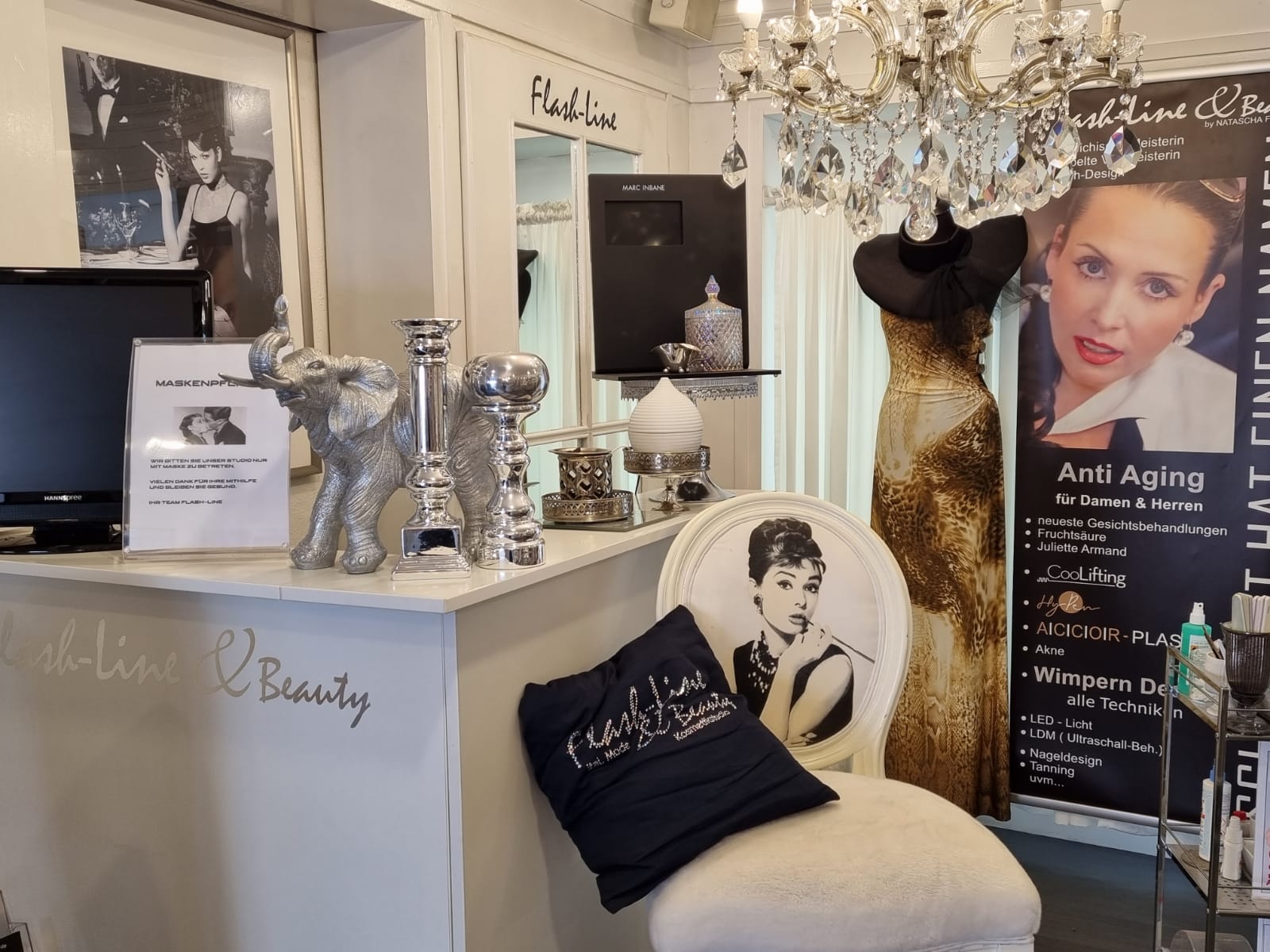 Empfangsbereich von FlashLine & Beauty mit Kronleuchter